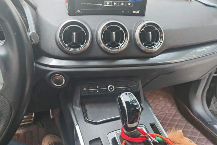 Used Wey VV5 2017 2.0T Ultra-Luxury Version Audio And AC Panel