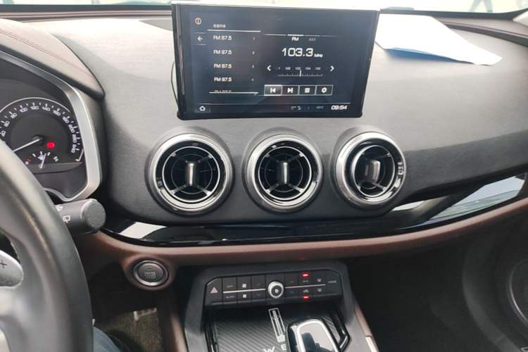 Used Wey VV5 2017 2.0T Ultra-Luxury Version Audio And AC Panel