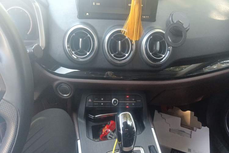 Used Wey VV5 2017 2.0T Flagship Edition Audio And AC Panel