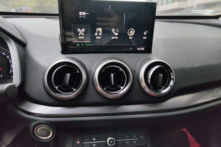 Used Wey VV5 2017 2.0T Ultra-Luxury Version Audio And AC Panel