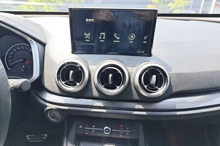 Used Wey VV5 2017 2.0T Ultra-Luxury Version Audio And AC Panel