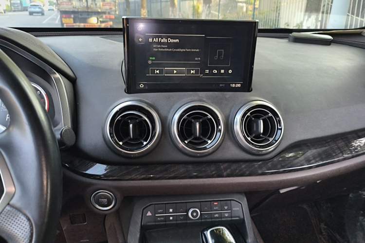 Used Wey VV5 2017 2.0T Flagship Edition Audio And AC Panel