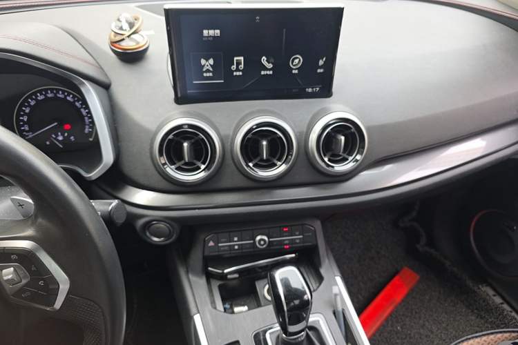 Used Wey VV5 2017 2.0T Ultra-Luxury Version Audio And AC Panel