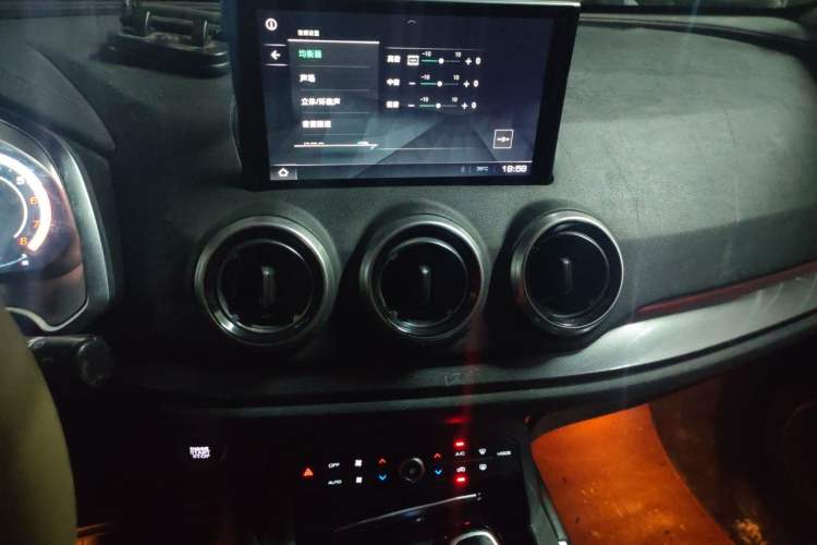 Used Wey VV5 2017 2.0T Flagship Edition Audio And AC Panel
