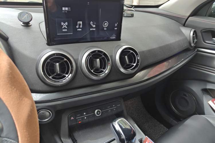 Used Wey VV5 2017 2.0T Ultra-Luxury Version Audio And AC Panel