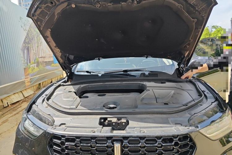 Used Wey VV5 2017 2.0T Ultra-Luxury Version Engine Bay