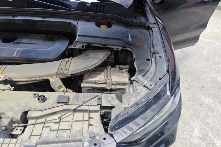 Used Wey VV5 2017 2.0T Ultra-Luxury Version Engine Bay Left