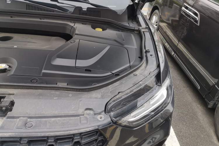 Used Wey VV5 2017 2.0T Ultra-Luxury Version Engine Bay Left