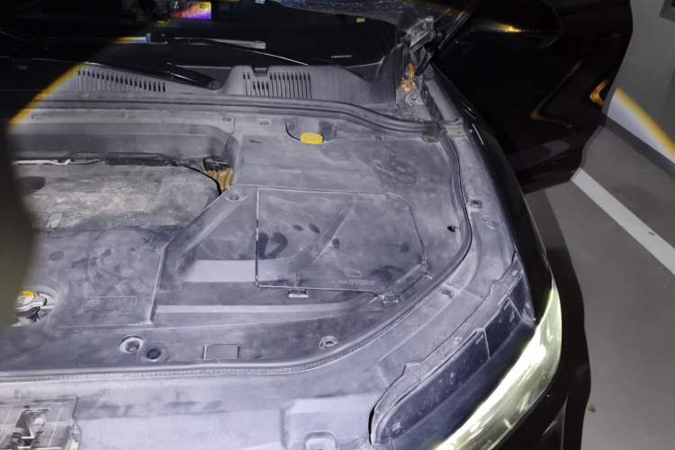 Used Wey VV5 2017 2.0T Flagship Edition Engine Bay Left