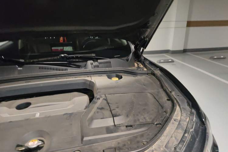 Used Wey VV5 2017 2.0T Ultra-Luxury Version Engine Bay Left
