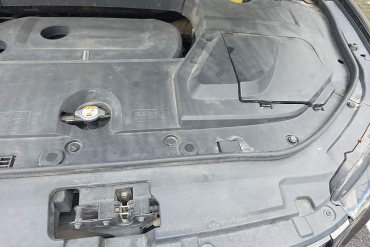 Used Wey VV5 2017 2.0T Ultra-Luxury Version Engine Bay Left