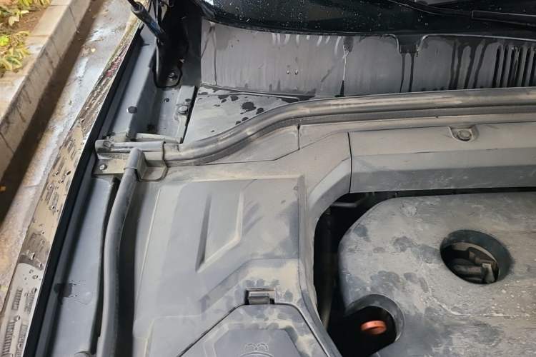 Used Wey VV5 2017 2.0T Ultra-Luxury Version Engine Bay Right
