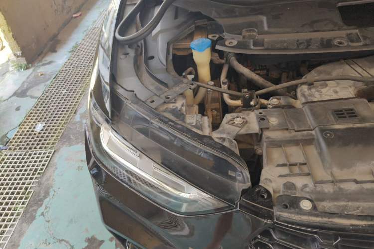 Used Wey VV5 2017 2.0T Flagship Edition Engine Bay Right
