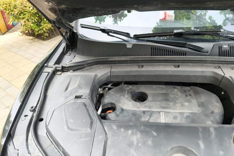 Used Wey VV5 2017 2.0T Ultra-Luxury Version Engine Bay Right