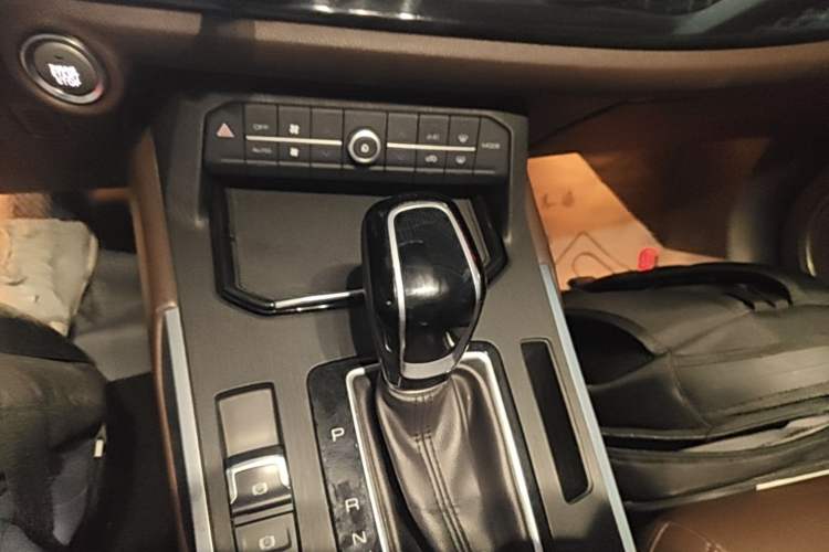 Used Wey VV5 2017 2.0T Ultra-Luxury Version Gear Lever