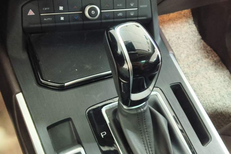 Used Wey VV5 2017 2.0T Ultra-Luxury Version Gear Lever