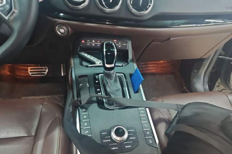 Used Wey VV5 2017 2.0T Flagship Edition Gear Lever