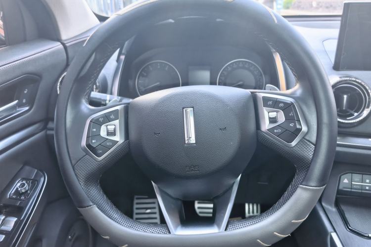 Used Wey VV5 2017 2.0T Ultra-Luxury Version Interior 11