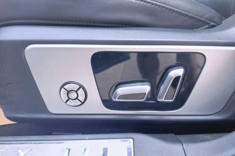Used Wey VV5 2017 2.0T Ultra-Luxury Version Interior 4