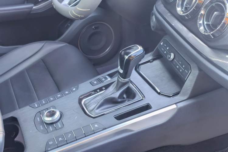 Used Wey VV5 2017 2.0T Ultra-Luxury Version Interior 6