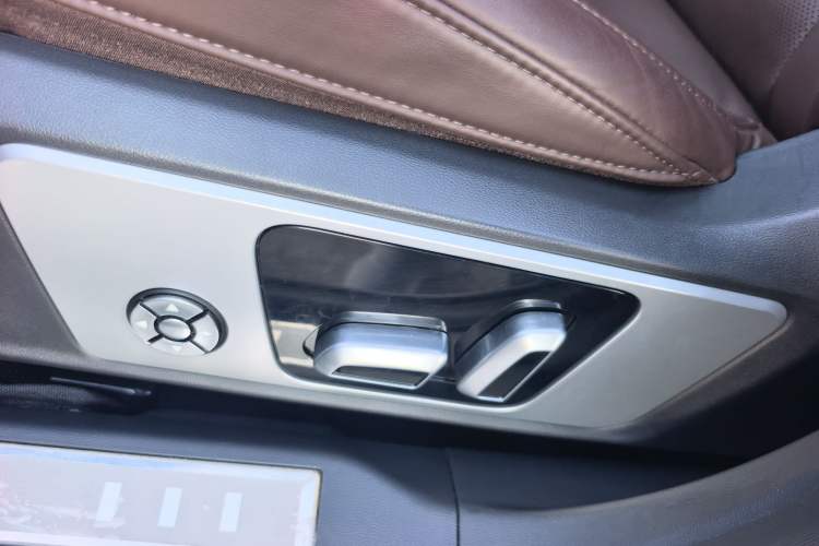 Used Wey VV5 2017 2.0T Ultra-Luxury Version Interior 6