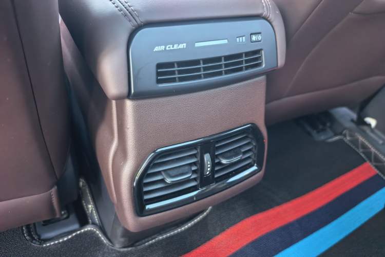 Used Wey VV5 2017 2.0T Ultra-Luxury Version Interior 8