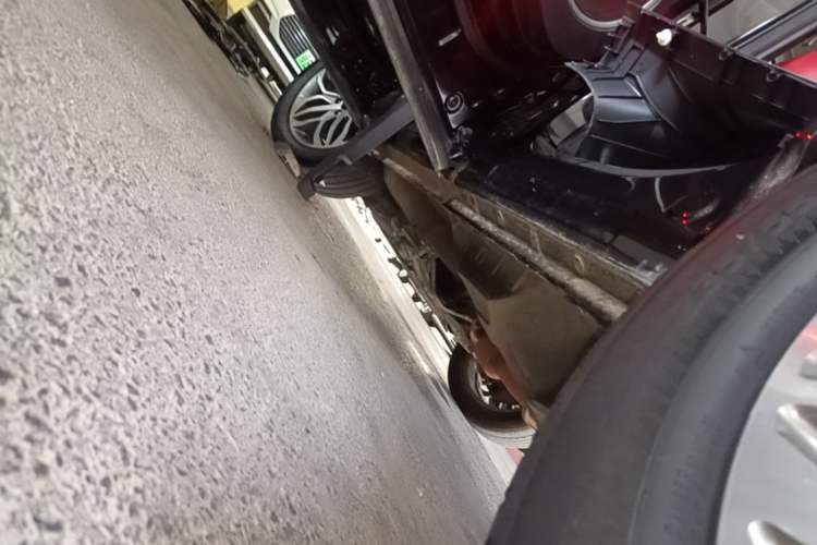 Used Wey VV5 2017 2.0T Ultra-Luxury Version Left Side Sill