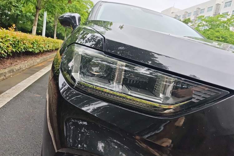 Used Wey VV5 2017 2.0T Ultra-Luxury Version Right Front Headlight