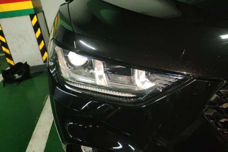 Used Wey VV5 2017 2.0T Ultra-Luxury Version Right Front Headlight