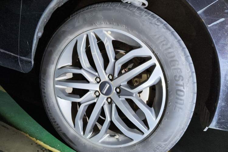 Used Wey VV5 2017 2.0T Ultra-Luxury Version Right Front Wheel Hub