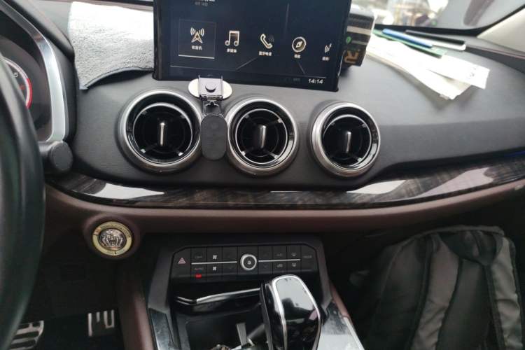 Used Wey VV5 2017 2.0T Flagship Edition Audio And AC Panel
