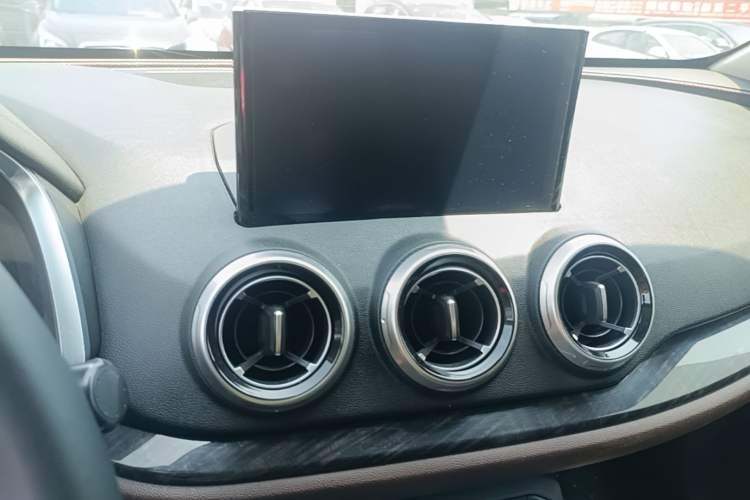 Used Wey VV5 2017 2.0T Flagship Edition Audio And AC Panel