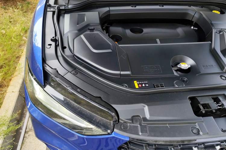 Used Wey VV5 2017 2.0T Ultra-Luxury Version Engine Bay Right