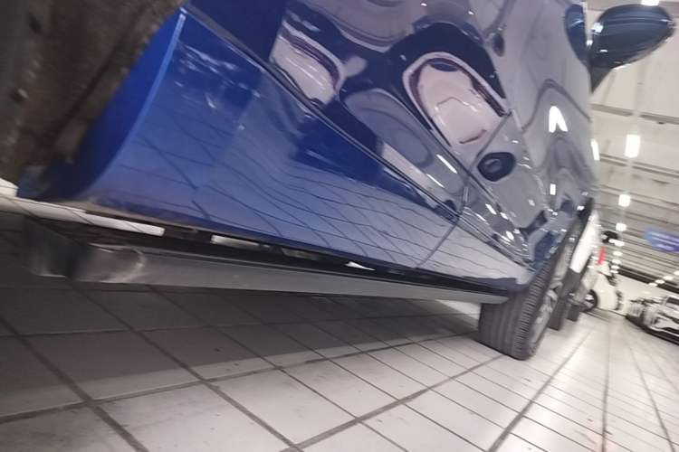 Used Wey VV5 2017 2.0T Ultra-Luxury Version Right Side Sill