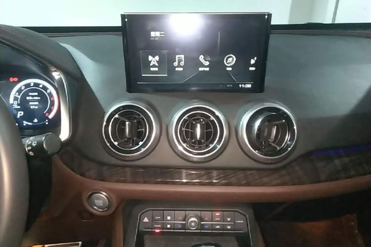 Used Wey VV5 2017 2.0T Flagship Edition Audio And AC Panel