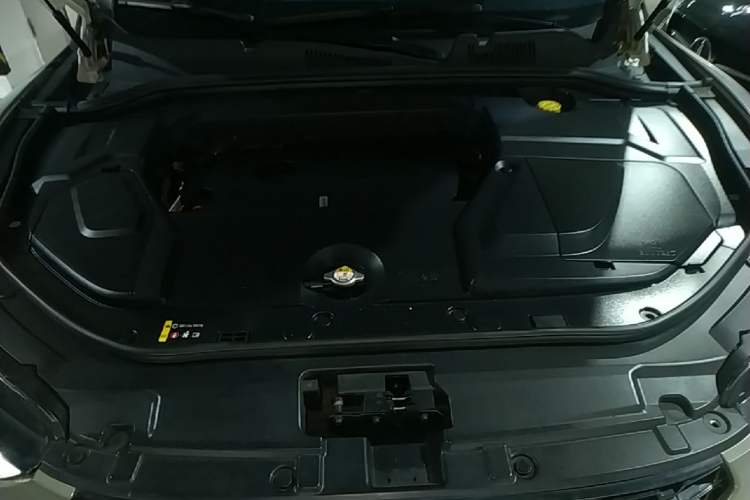 Used Wey VV5 2017 2.0T Flagship Edition Engine Bay