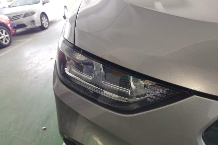 Used Wey VV5 2017 2.0T Ultra-Luxury Version Right Front Headlight