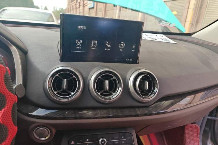 Used Wey VV5 2017 2.0T Flagship Edition Audio And AC Panel