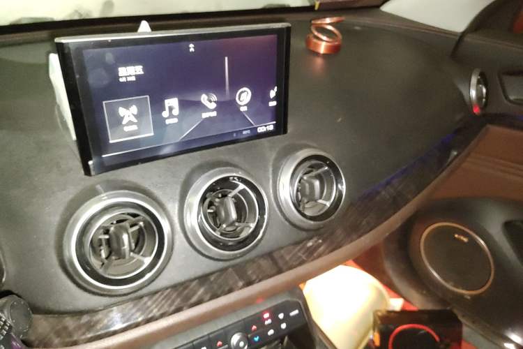 Used Wey VV5 2017 2.0T Flagship Edition Audio And AC Panel