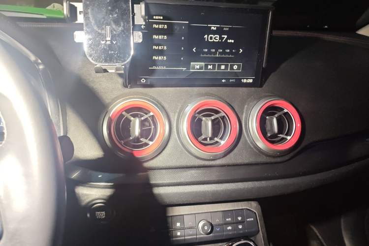 Used Wey VV5 2017 2.0T Flagship Edition Audio And AC Panel