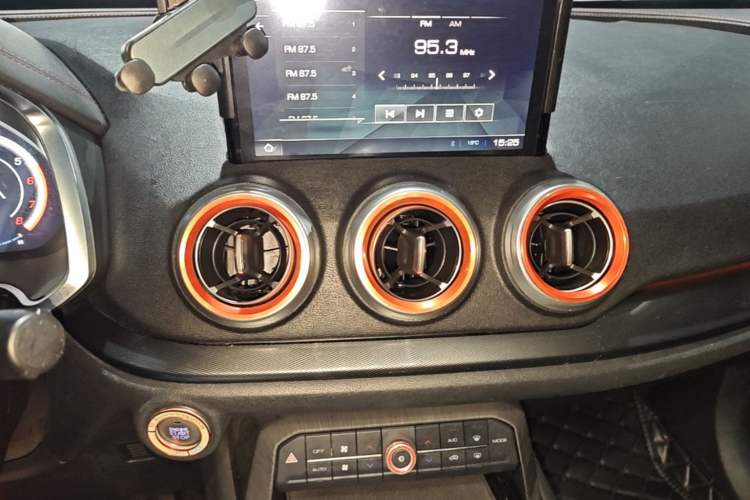 Used Wey VV5 2017 2.0T Flagship Edition Audio And AC Panel