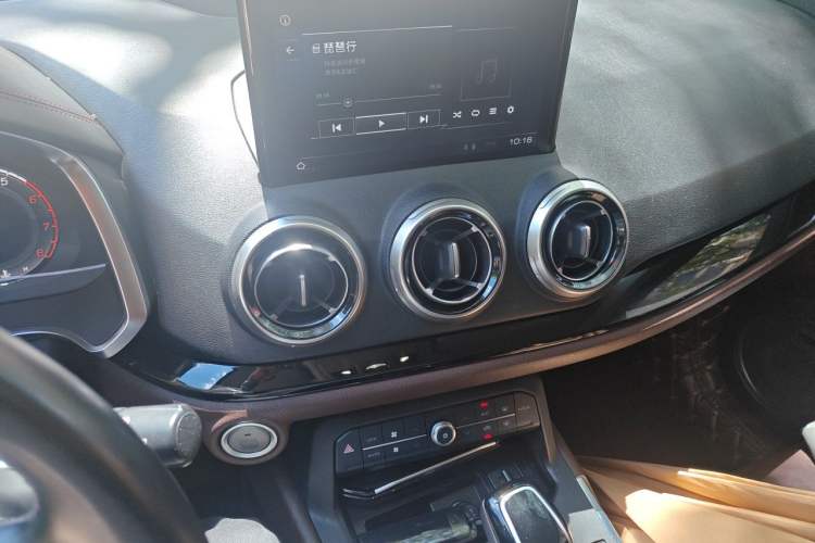 Used Wey VV5 2017 2.0T Flagship Edition Audio And AC Panel