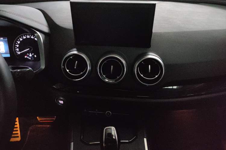 Used Wey VV5 2017 2.0T Ultra-Luxury Version Audio And AC Panel