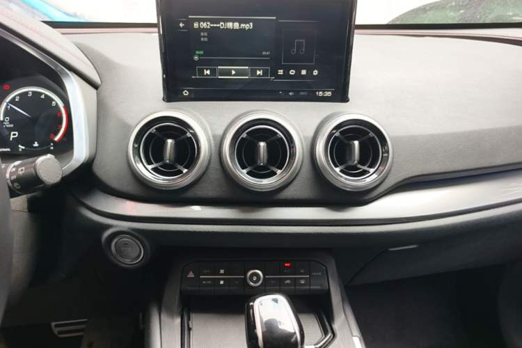 Used Wey VV5 2017 2.0T Flagship Edition Audio And AC Panel