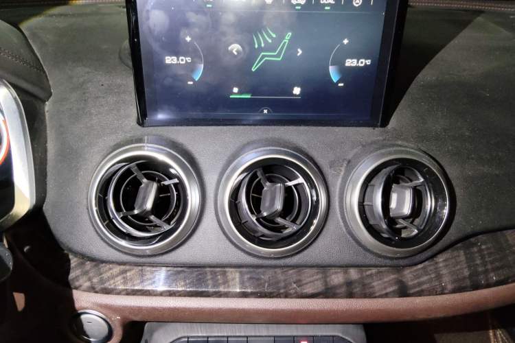 Used Wey VV5 2017 2.0T Flagship Edition Audio And AC Panel