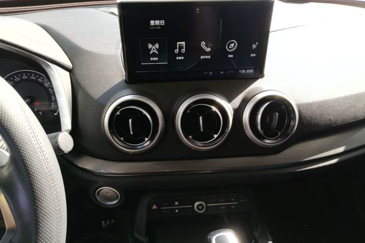Used Wey VV5 2017 2.0T Ultra-Luxury Version Audio And AC Panel