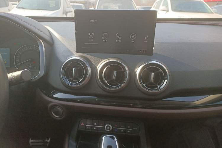 Used Wey VV5 2017 2.0T Ultra-Luxury Version Audio And AC Panel