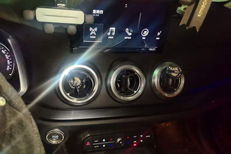 Used Wey VV5 2017 2.0T Ultra-Luxury Version Audio And AC Panel