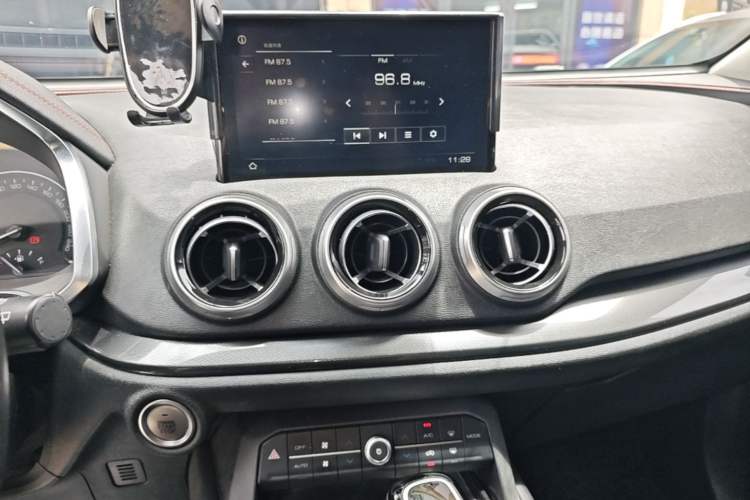 Used Wey VV5 2017 2.0T Ultra-Luxury Version Audio And AC Panel