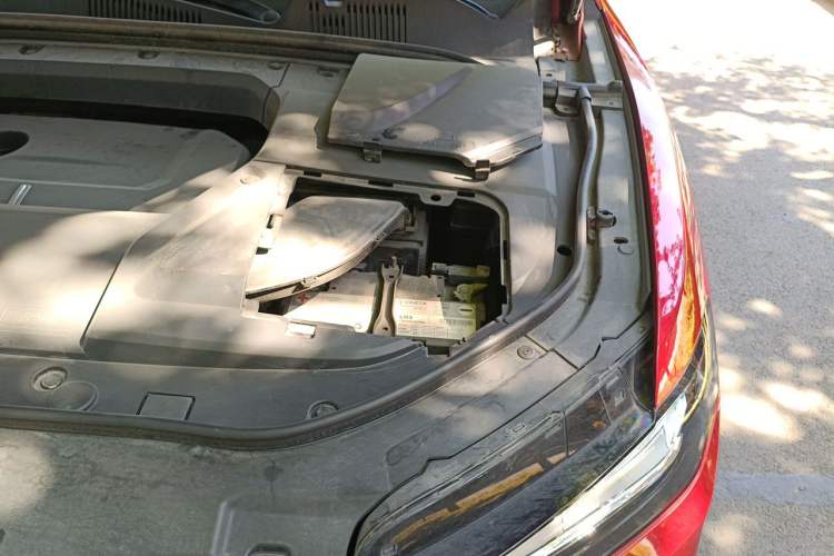Used Wey VV5 2017 2.0T Flagship Edition Engine Bay Left